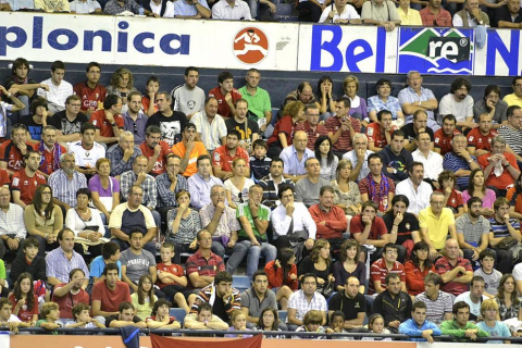 Búscate en la grada del estadio Reyno de Navarra durante el partido que han disputado este martes Osasuna y Sevilla, que ha terminado con empate a cero en el marcador.