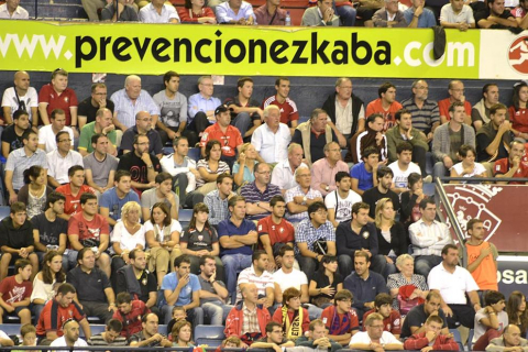 Búscate en la grada del estadio Reyno de Navarra durante el partido que han disputado este martes Osasuna y Sevilla, que ha terminado con empate a cero en el marcador.