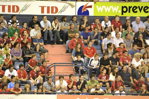 Búscate en la grada del estadio Reyno de Navarra durante el partido que han disputado este martes Osasuna y Sevilla, que ha terminado con empate a cero en el marcador.