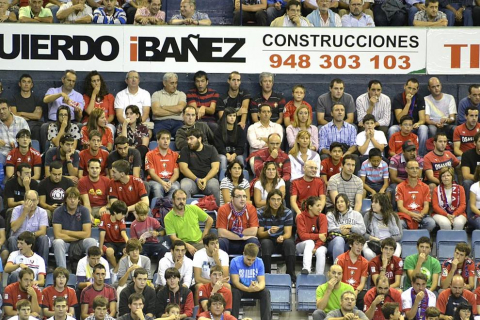 Búscate en la grada del estadio Reyno de Navarra durante el partido que han disputado este martes Osasuna y Sevilla, que ha terminado con empate a cero en el marcador.