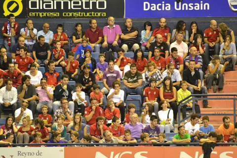 Búscate en la grada del estadio Reyno de Navarra durante el partido que han disputado este martes Osasuna y Sevilla, que ha terminado con empate a cero en el marcador.