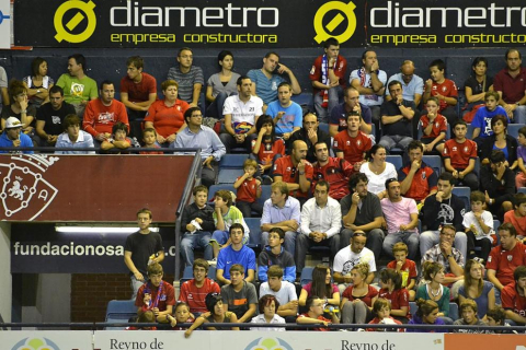 Búscate en la grada del estadio Reyno de Navarra durante el partido que han disputado este martes Osasuna y Sevilla, que ha terminado con empate a cero en el marcador.