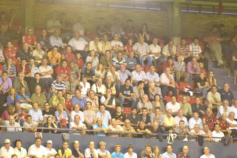 Búscate en la grada del estadio Reyno de Navarra durante el partido que han disputado este martes Osasuna y Sevilla, que ha terminado con empate a cero en el marcador.