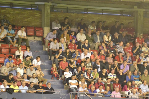 Búscate en la grada del estadio Reyno de Navarra durante el partido que han disputado este martes Osasuna y Sevilla, que ha terminado con empate a cero en el marcador.