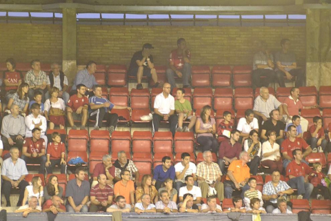 Búscate en la grada del estadio Reyno de Navarra durante el partido que han disputado este martes Osasuna y Sevilla, que ha terminado con empate a cero en el marcador.