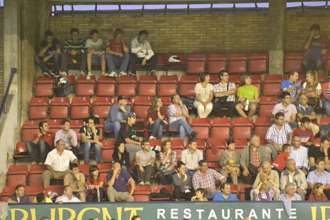 Búscate en la grada del estadio Reyno de Navarra durante el partido que han disputado este martes Osasuna y Sevilla, que ha terminado con empate a cero en el marcador.