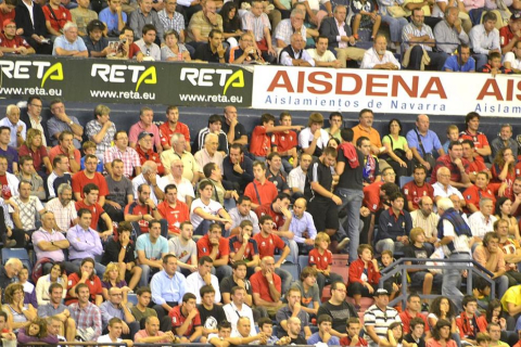Búscate en la grada del estadio Reyno de Navarra durante el partido que han disputado este martes Osasuna y Sevilla, que ha terminado con empate a cero en el marcador.