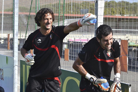 Basculaciones, saques de esquina y jugadas a balón parado, lanzamiento a puerta desde la frontal del área... La plantilla de Osasuna ha realizado una suave sesión de entrenamiento este jueves en Tajonar, en la que José Luis Mendilibar ha trabajado, principalmente, cuestiones de carácter táctico.