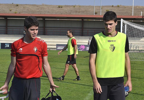 Basculaciones, saques de esquina y jugadas a balón parado, lanzamiento a puerta desde la frontal del área... La plantilla de Osasuna ha realizado una suave sesión de entrenamiento este jueves en Tajonar, en la que José Luis Mendilibar ha trabajado, principalmente, cuestiones de carácter táctico.