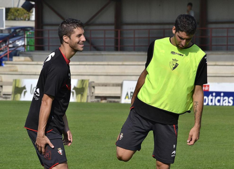 Basculaciones, saques de esquina y jugadas a balón parado, lanzamiento a puerta desde la frontal del área... La plantilla de Osasuna ha realizado una suave sesión de entrenamiento este jueves en Tajonar, en la que José Luis Mendilibar ha trabajado, principalmente, cuestiones de carácter táctico.