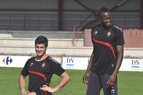 Basculaciones, saques de esquina y jugadas a balón parado, lanzamiento a puerta desde la frontal del área... La plantilla de Osasuna ha realizado una suave sesión de entrenamiento este jueves en Tajonar, en la que José Luis Mendilibar ha trabajado, principalmente, cuestiones de carácter táctico.