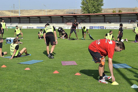 Basculaciones, saques de esquina y jugadas a balón parado, lanzamiento a puerta desde la frontal del área... La plantilla de Osasuna ha realizado una suave sesión de entrenamiento este jueves en Tajonar, en la que José Luis Mendilibar ha trabajado, principalmente, cuestiones de carácter táctico.