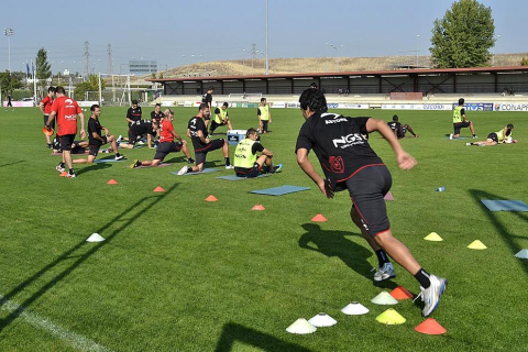 Basculaciones, saques de esquina y jugadas a balón parado, lanzamiento a puerta desde la frontal del área... La plantilla de Osasuna ha realizado una suave sesión de entrenamiento este jueves en Tajonar, en la que José Luis Mendilibar ha trabajado, principalmente, cuestiones de carácter táctico.