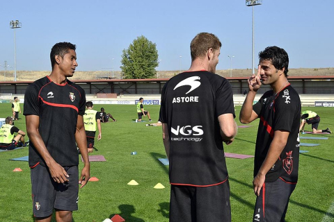 Basculaciones, saques de esquina y jugadas a balón parado, lanzamiento a puerta desde la frontal del área... La plantilla de Osasuna ha realizado una suave sesión de entrenamiento este jueves en Tajonar, en la que José Luis Mendilibar ha trabajado, principalmente, cuestiones de carácter táctico.
