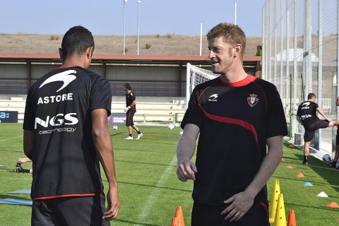 Basculaciones, saques de esquina y jugadas a balón parado, lanzamiento a puerta desde la frontal del área... La plantilla de Osasuna ha realizado una suave sesión de entrenamiento este jueves en Tajonar, en la que José Luis Mendilibar ha trabajado, principalmente, cuestiones de carácter táctico.