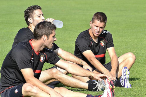 Basculaciones, saques de esquina y jugadas a balón parado, lanzamiento a puerta desde la frontal del área... La plantilla de Osasuna ha realizado una suave sesión de entrenamiento este jueves en Tajonar, en la que José Luis Mendilibar ha trabajado, principalmente, cuestiones de carácter táctico.