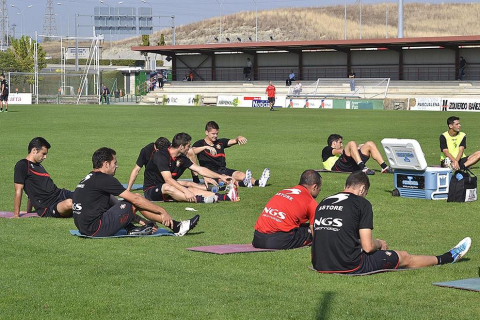 Basculaciones, saques de esquina y jugadas a balón parado, lanzamiento a puerta desde la frontal del área... La plantilla de Osasuna ha realizado una suave sesión de entrenamiento este jueves en Tajonar, en la que José Luis Mendilibar ha trabajado, principalmente, cuestiones de carácter táctico.