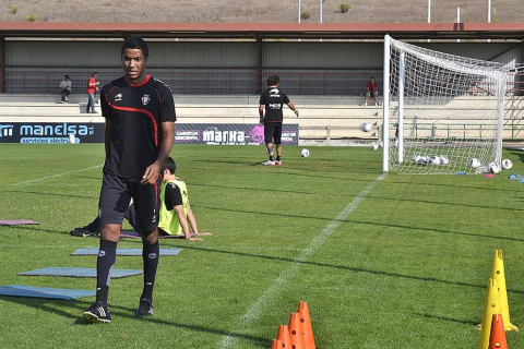 Basculaciones, saques de esquina y jugadas a balón parado, lanzamiento a puerta desde la frontal del área... La plantilla de Osasuna ha realizado una suave sesión de entrenamiento este jueves en Tajonar, en la que José Luis Mendilibar ha trabajado, principalmente, cuestiones de carácter táctico.