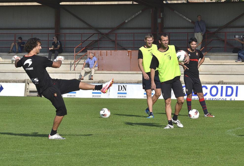 Basculaciones, saques de esquina y jugadas a balón parado, lanzamiento a puerta desde la frontal del área... La plantilla de Osasuna ha realizado una suave sesión de entrenamiento este jueves en Tajonar, en la que José Luis Mendilibar ha trabajado, principalmente, cuestiones de carácter táctico.
