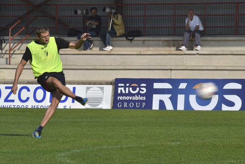 Basculaciones, saques de esquina y jugadas a balón parado, lanzamiento a puerta desde la frontal del área... La plantilla de Osasuna ha realizado una suave sesión de entrenamiento este jueves en Tajonar, en la que José Luis Mendilibar ha trabajado, principalmente, cuestiones de carácter táctico.