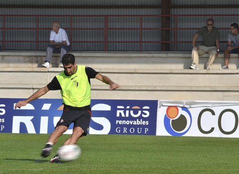 Basculaciones, saques de esquina y jugadas a balón parado, lanzamiento a puerta desde la frontal del área... La plantilla de Osasuna ha realizado una suave sesión de entrenamiento este jueves en Tajonar, en la que José Luis Mendilibar ha trabajado, principalmente, cuestiones de carácter táctico.
