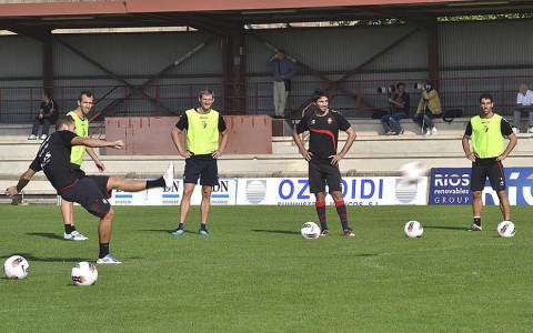 Basculaciones, saques de esquina y jugadas a balón parado, lanzamiento a puerta desde la frontal del área... La plantilla de Osasuna ha realizado una suave sesión de entrenamiento este jueves en Tajonar, en la que José Luis Mendilibar ha trabajado, principalmente, cuestiones de carácter táctico.