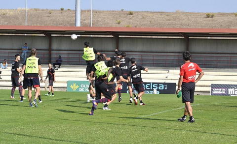 Basculaciones, saques de esquina y jugadas a balón parado, lanzamiento a puerta desde la frontal del área... La plantilla de Osasuna ha realizado una suave sesión de entrenamiento este jueves en Tajonar, en la que José Luis Mendilibar ha trabajado, principalmente, cuestiones de carácter táctico.