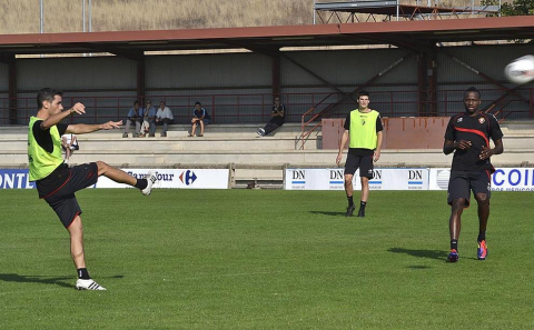 Basculaciones, saques de esquina y jugadas a balón parado, lanzamiento a puerta desde la frontal del área... La plantilla de Osasuna ha realizado una suave sesión de entrenamiento este jueves en Tajonar, en la que José Luis Mendilibar ha trabajado, principalmente, cuestiones de carácter táctico.