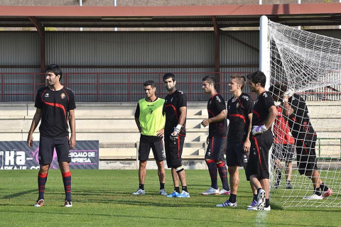 Basculaciones, saques de esquina y jugadas a balón parado, lanzamiento a puerta desde la frontal del área... La plantilla de Osasuna ha realizado una suave sesión de entrenamiento este jueves en Tajonar, en la que José Luis Mendilibar ha trabajado, principalmente, cuestiones de carácter táctico.