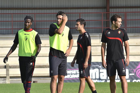Basculaciones, saques de esquina y jugadas a balón parado, lanzamiento a puerta desde la frontal del área... La plantilla de Osasuna ha realizado una suave sesión de entrenamiento este jueves en Tajonar, en la que José Luis Mendilibar ha trabajado, principalmente, cuestiones de carácter táctico.