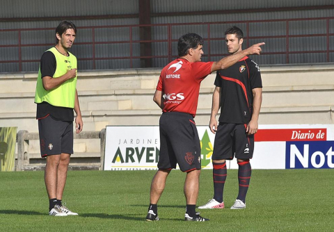 Basculaciones, saques de esquina y jugadas a balón parado, lanzamiento a puerta desde la frontal del área... La plantilla de Osasuna ha realizado una suave sesión de entrenamiento este jueves en Tajonar, en la que José Luis Mendilibar ha trabajado, principalmente, cuestiones de carácter táctico.