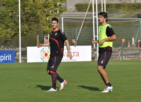 Basculaciones, saques de esquina y jugadas a balón parado, lanzamiento a puerta desde la frontal del área... La plantilla de Osasuna ha realizado una suave sesión de entrenamiento este jueves en Tajonar, en la que José Luis Mendilibar ha trabajado, principalmente, cuestiones de carácter táctico.