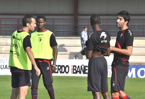 Basculaciones, saques de esquina y jugadas a balón parado, lanzamiento a puerta desde la frontal del área... La plantilla de Osasuna ha realizado una suave sesión de entrenamiento este jueves en Tajonar, en la que José Luis Mendilibar ha trabajado, principalmente, cuestiones de carácter táctico.