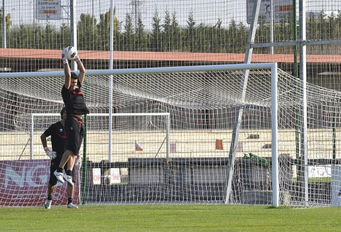 Basculaciones, saques de esquina y jugadas a balón parado, lanzamiento a puerta desde la frontal del área... La plantilla de Osasuna ha realizado una suave sesión de entrenamiento este jueves en Tajonar, en la que José Luis Mendilibar ha trabajado, principalmente, cuestiones de carácter táctico.