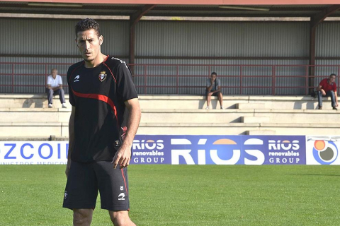 Basculaciones, saques de esquina y jugadas a balón parado, lanzamiento a puerta desde la frontal del área... La plantilla de Osasuna ha realizado una suave sesión de entrenamiento este jueves en Tajonar, en la que José Luis Mendilibar ha trabajado, principalmente, cuestiones de carácter táctico.