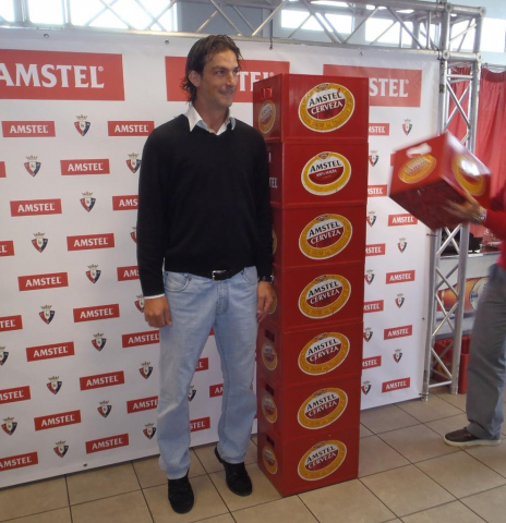 Amstel ha entregado cajas de cerveza a los componentes de la plantilla de Osasuna según su estatura