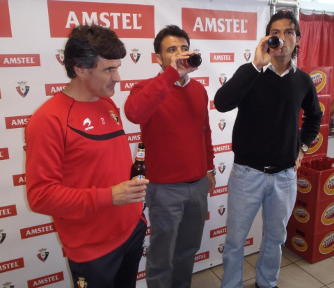Amstel ha entregado cajas de cerveza a los componentes de la plantilla de Osasuna según su estatura