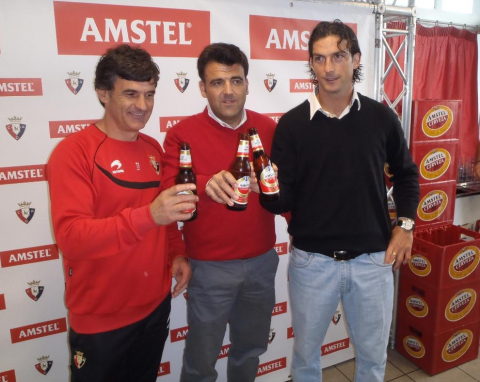 Amstel ha entregado cajas de cerveza a los componentes de la plantilla de Osasuna según su estatura