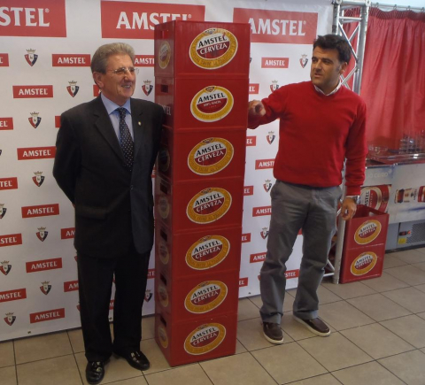 Amstel ha entregado cajas de cerveza a los componentes de la plantilla de Osasuna según su estatura