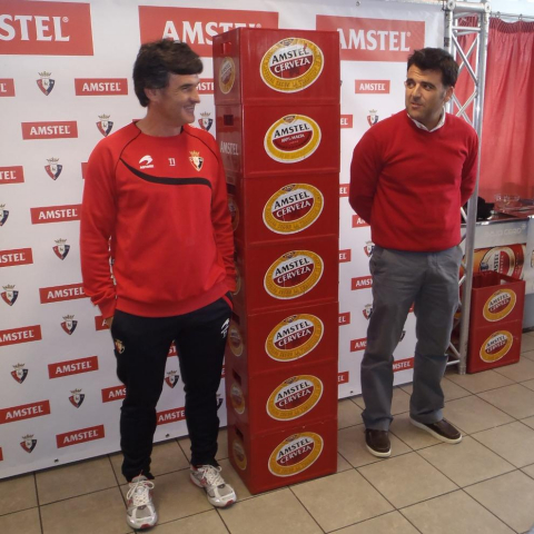 Amstel ha entregado cajas de cerveza a los componentes de la plantilla de Osasuna según su estatura