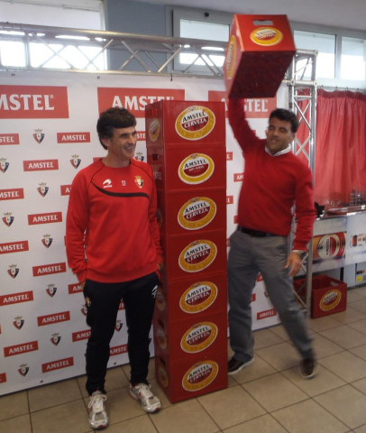 Amstel ha entregado cajas de cerveza a los componentes de la plantilla de Osasuna según su estatura
