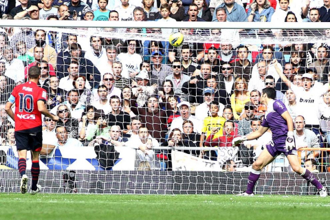 Imágen del Real Madrid-Osasuna jugado en el Santiago Bernabéu que los de Mourinho han ganado 7-1