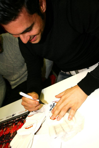 Andrés Fernández, Lolo y Damiá acuden a la tienda oficial del C.A. Osasuna para firmar a los aficionados el póster de la temporada 2011/2012.