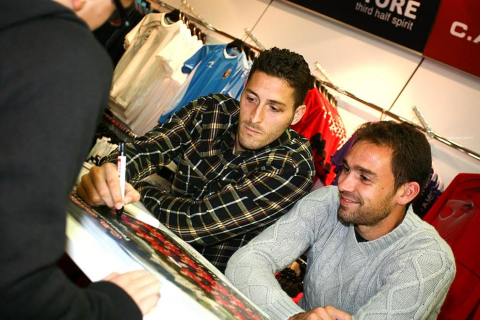 Andrés Fernández, Lolo y Damiá acuden a la tienda oficial del C.A. Osasuna para firmar a los aficionados el póster de la temporada 2011/2012.