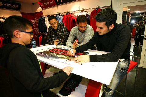 Andrés Fernández, Lolo y Damiá acuden a la tienda oficial del C.A. Osasuna para firmar a los aficionados el póster de la temporada 2011/2012.