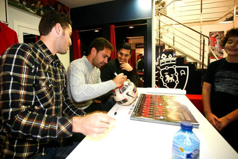 Andrés Fernández, Lolo y Damiá acuden a la tienda oficial del C.A. Osasuna para firmar a los aficionados el póster de la temporada 2011/2012.