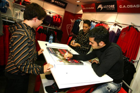 Andrés Fernández, Lolo y Damiá acuden a la tienda oficial del C.A. Osasuna para firmar a los aficionados el póster de la temporada 2011/2012.