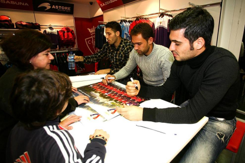 Andrés Fernández, Lolo y Damiá acuden a la tienda oficial del C.A. Osasuna para firmar a los aficionados el póster de la temporada 2011/2012.