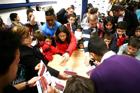 La campaña prenavideña que se está desarrollando durante los meses de noviembre y diciembre en los mercados municipales de Pamplona ha acercado este miércoles a varios jugadores de Osasuna al Mercado de Ermitagaña.