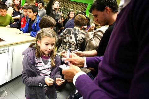 La campaña prenavideña que se está desarrollando durante los meses de noviembre y diciembre en los mercados municipales de Pamplona ha acercado este miércoles a varios jugadores de Osasuna al Mercado de Ermitagaña.